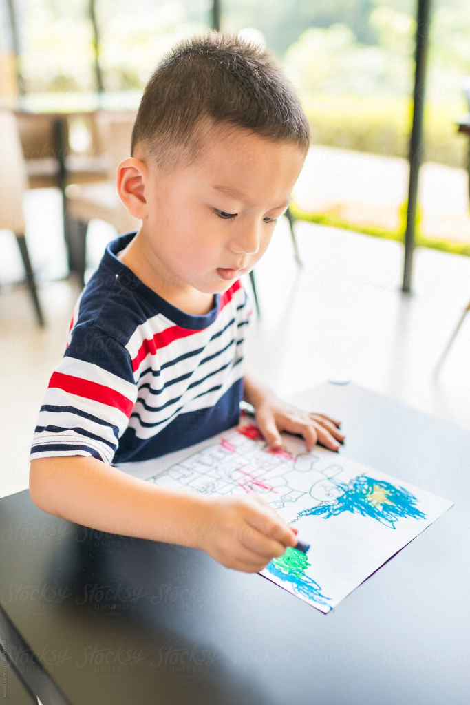 child drawing picture to visualize reading comprehension strategy